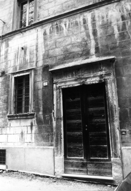 Casa con portale riquadrato sec.XVI